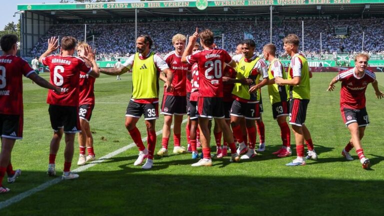 Miroslav Klose und die Spieler des 1. FC Nürnberg jubeln nach dem Sieg im Frankenderby