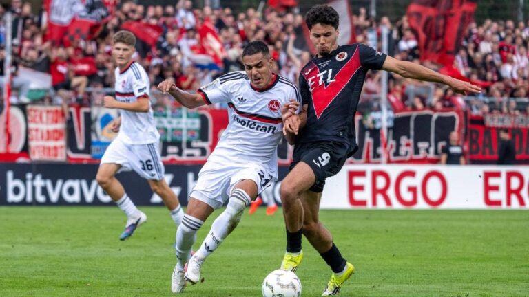 Jan Reichert vom 1. FC Nürnberg jubelt nach dem Sieg im Elfmeterschießen