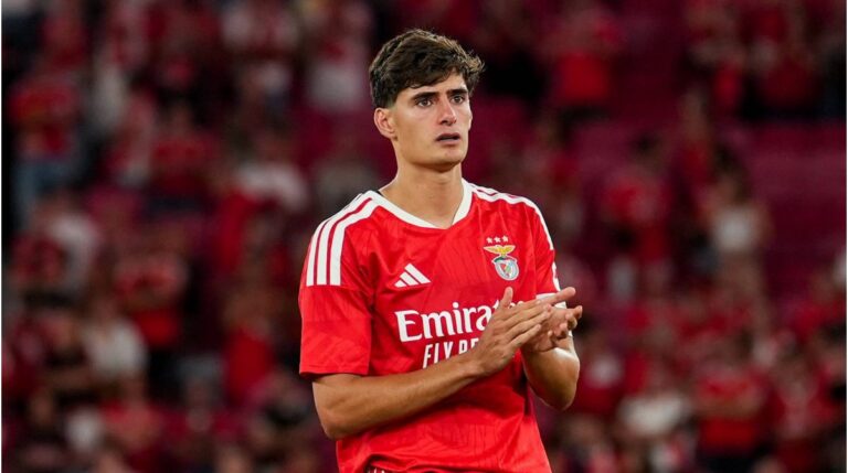 António Silva im Zweikampf im Trikot von Benfica auf dem Rasen