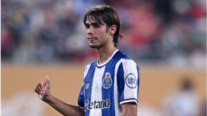 Rodrigo Mora im Trikot des FC Porto am Ball, bevor er zur AS Rom in die Serie A wechselt
