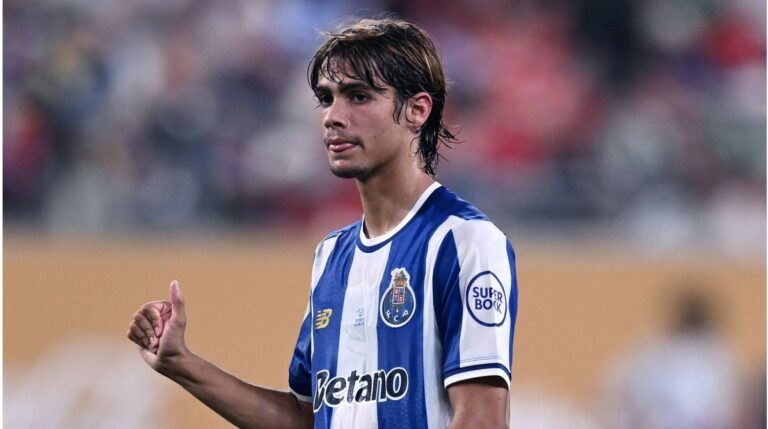 Rodrigo Mora im Trikot des FC Porto am Ball, bevor er zur AS Rom in die Serie A wechselt