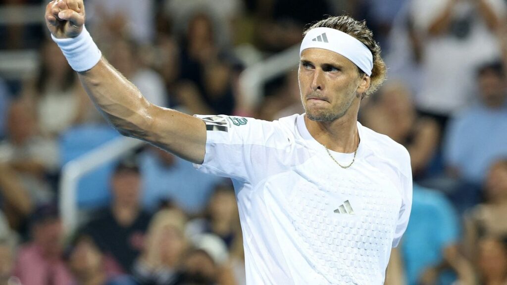Alexander Zverev fokussiert beim Aufschlag während des ATP-Masters in Cincinnati