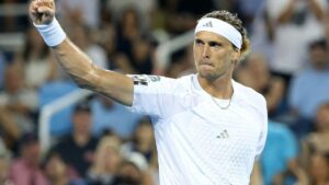 Alexander Zverev fokussiert beim Aufschlag während des ATP-Masters in Cincinnati