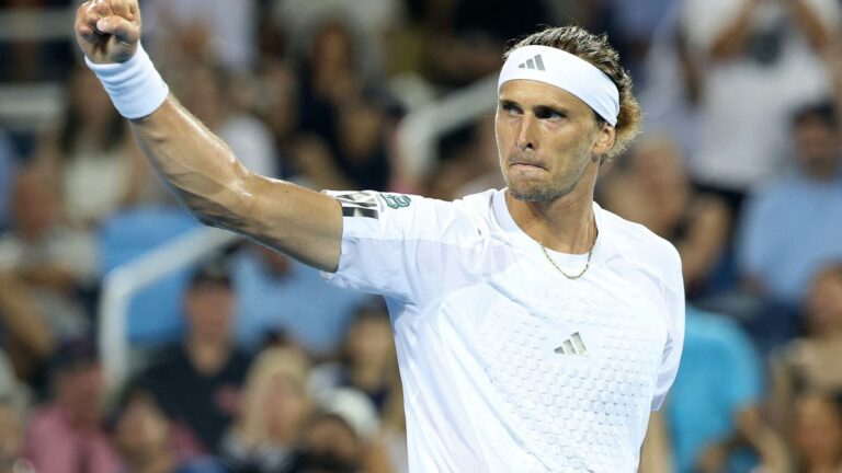 Alexander Zverev fokussiert beim Aufschlag während des ATP-Masters in Cincinnati