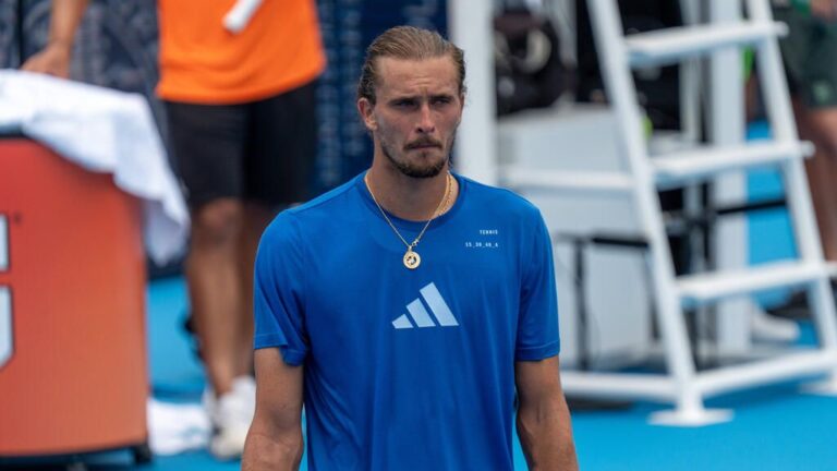 Alexander Zverev fokussiert beim Aufschlag auf dem Hartplatz