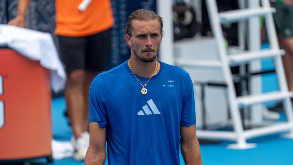 Alexander Zverev fokussiert beim Aufschlag auf dem Hartplatz