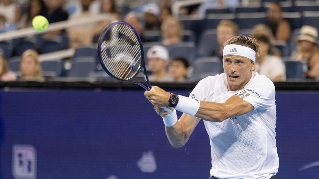 Alexander Zverev fokussiert beim Aufschlag während des ATP-Masters in Cincinnati