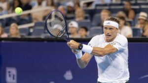Alexander Zverev fokussiert beim Aufschlag während des ATP-Masters in Cincinnati