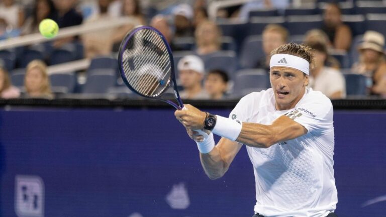 Alexander Zverev fokussiert beim Aufschlag während des ATP-Masters in Cincinnati
