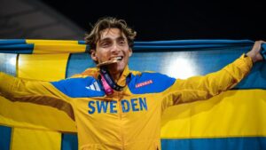 Armand Duplantis beim Jubel über die Goldmedaille im Stabhochsprung bei der Leichtathletik-EM in Birmingham