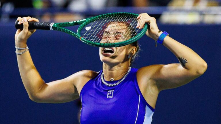 Die enttäuschte Tennisspielerin Aryna Sabalenka auf dem Hartplatz beim WTA-Turnier in Toronto.