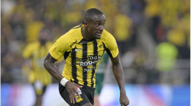 Moussa Diaby im Trikot von Bayer Leverkusen dribbelt mit dem Ball