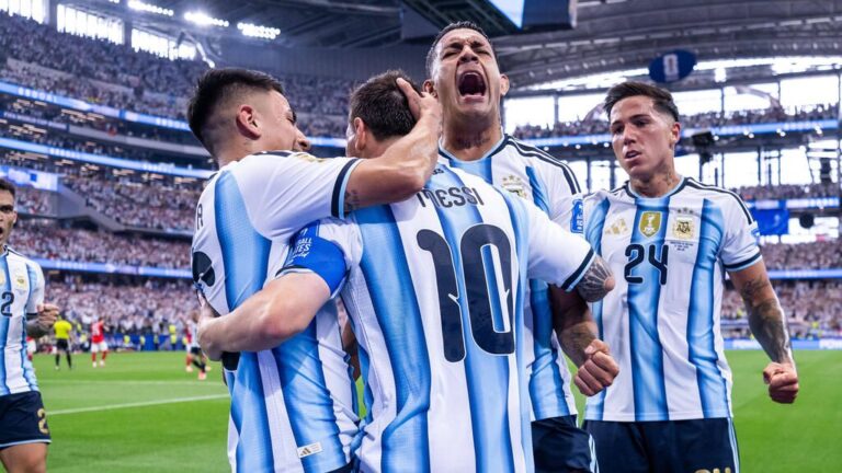 Facundo Medina im Trikot der argentinischen Nationalmannschaft auf dem Spielfeld