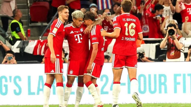 Minjae Kim vom FC Bayern München bejubelt sein Kopfballtor gegen Aston Villa