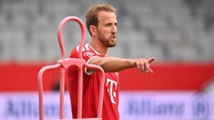 Harry Kane im Trikot des FC Bayern München blickt entspannt über das Spielfeld