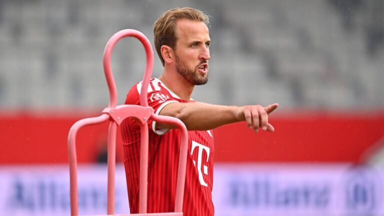 Harry Kane im Trikot des FC Bayern München blickt entspannt über das Spielfeld