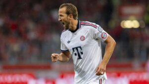 Harry Kane im Trikot des FC Bayern München klatscht in die Hände