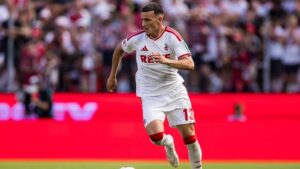 Said El Mala im Trikot des 1. FC Köln blickt konzentriert auf das Spielfeld