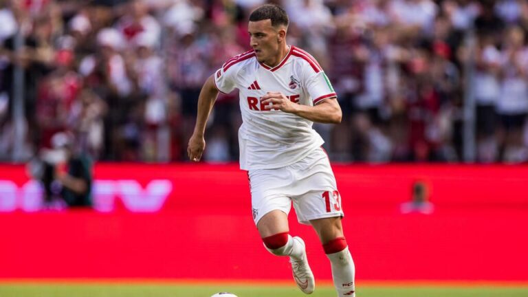 Said El Mala im Trikot des 1. FC Köln blickt konzentriert auf das Spielfeld