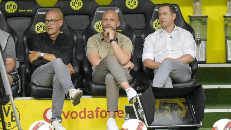 Giannis Konstantelias im Trikot von PAOK Saloniki jubelt nach einem Tor auf dem Spielfeld.