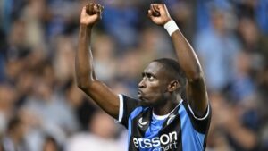 Carlos Forbs im Trikot des Club Brügge am Ball während eines Spiels in der belgischen Pro League