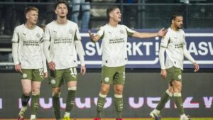 Joey Veerman im Trikot der PSV Eindhoven am Ball auf dem Fußballplatz