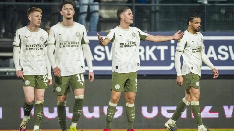 Joey Veerman im Trikot der PSV Eindhoven am Ball auf dem Fußballplatz