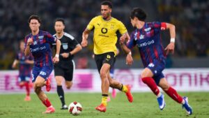 Felix Nmecha im Trikot von Borussia Dortmund klatscht motiviert in die Hände