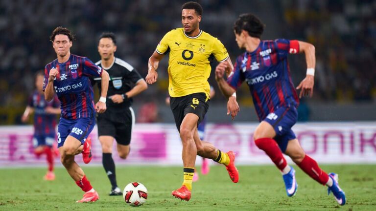 Felix Nmecha im Trikot von Borussia Dortmund klatscht motiviert in die Hände