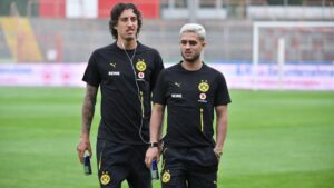 Yan Couto im Trikot von Borussia Dortmund blickt konzentriert auf das Spielfeld
