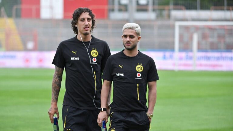 Yan Couto im Trikot von Borussia Dortmund blickt konzentriert über das Spielfeld