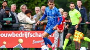 Konstantinos Karetsas am Ball im Trikot der griechischen Nationalmannschaft