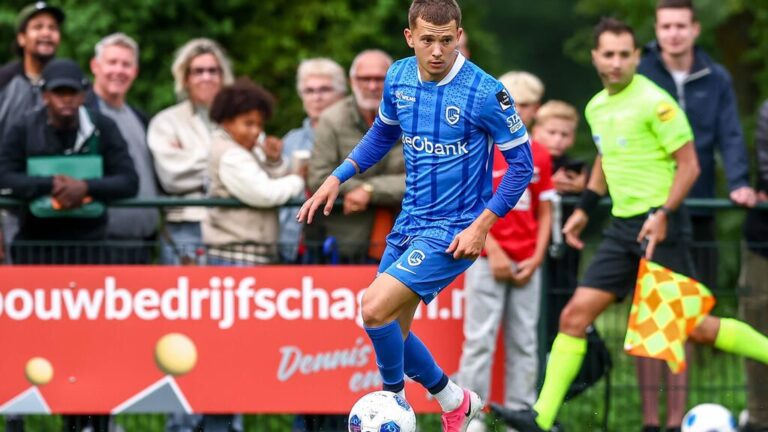 Konstantinos Karetsas am Ball im Trikot der griechischen Nationalmannschaft