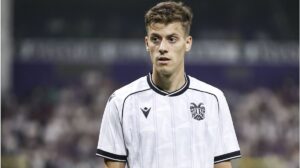 Giannis Konstantelias im Trikot von PAOK am Ball während eines Fußballspiels