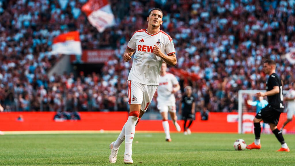 Said El Mala im Trikot des 1. FC Köln beim Dribbling auf dem Spielfeld