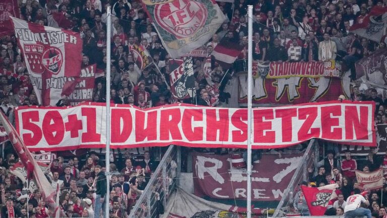 Fans in einem deutschen Bundesligastadion mit Bannern zur 50+1-Regel