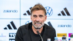 Bundestrainer Jürgen Klopp gestikuliert engagiert am Spielfeldrand während eines Länderspiels der Nationalmannschaft