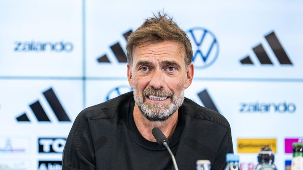 Bundestrainer Jürgen Klopp gestikuliert engagiert am Spielfeldrand während eines Länderspiels der Nationalmannschaft