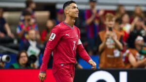 Cristiano Ronaldo im Trikot von Al-Nassr blickt nachdenklich auf das Spielfeld