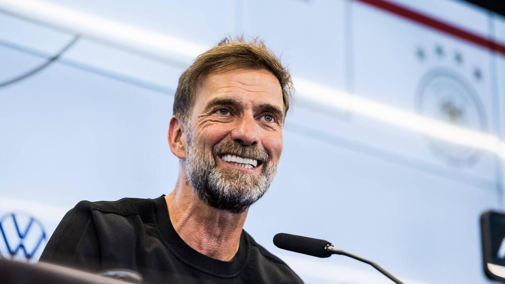 Jürgen Klopp steht nachdenklich am Spielfeldrand und beobachtet das Training.