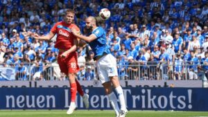 Aleksandar Vukotic bejubelt seinen späten Ausgleichstreffer für den SV Darmstadt 98 gegen Kiel.
