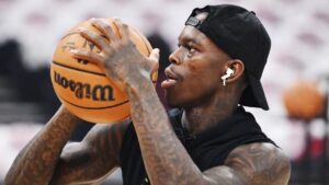 Dennis Schröder beim Dribbling mit dem Basketball auf dem Spielfeld während eines NBA-Spiels.