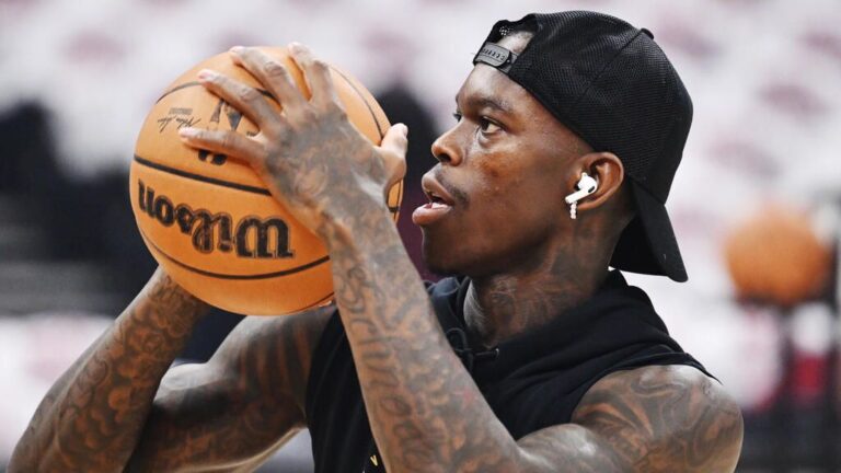 Dennis Schröder beim Dribbling mit dem Basketball auf dem Spielfeld während eines NBA-Spiels.
