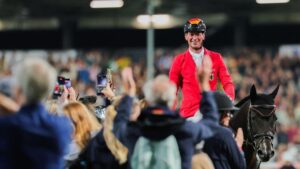 Das deutsche Springreiter-Team jubelt über die Goldmedaille bei der Weltmeisterschaft in Aachen unter Flutlicht.