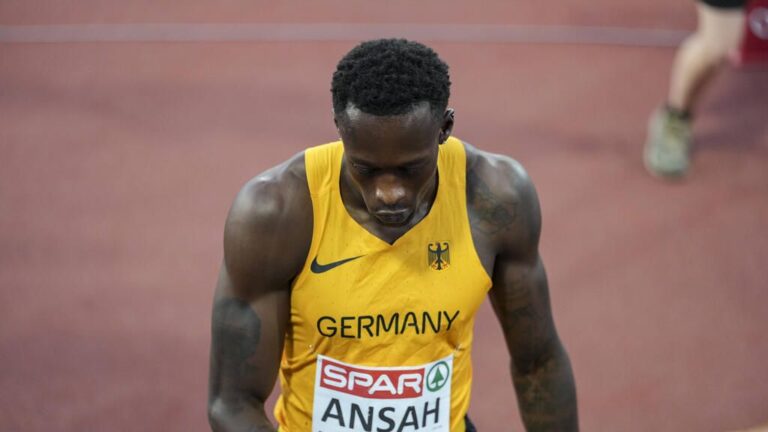 Sprinter Owen Ansah hochkonzentriert im Startblock bei einem Leichtathletik-Wettkampf auf der Tartanbahn