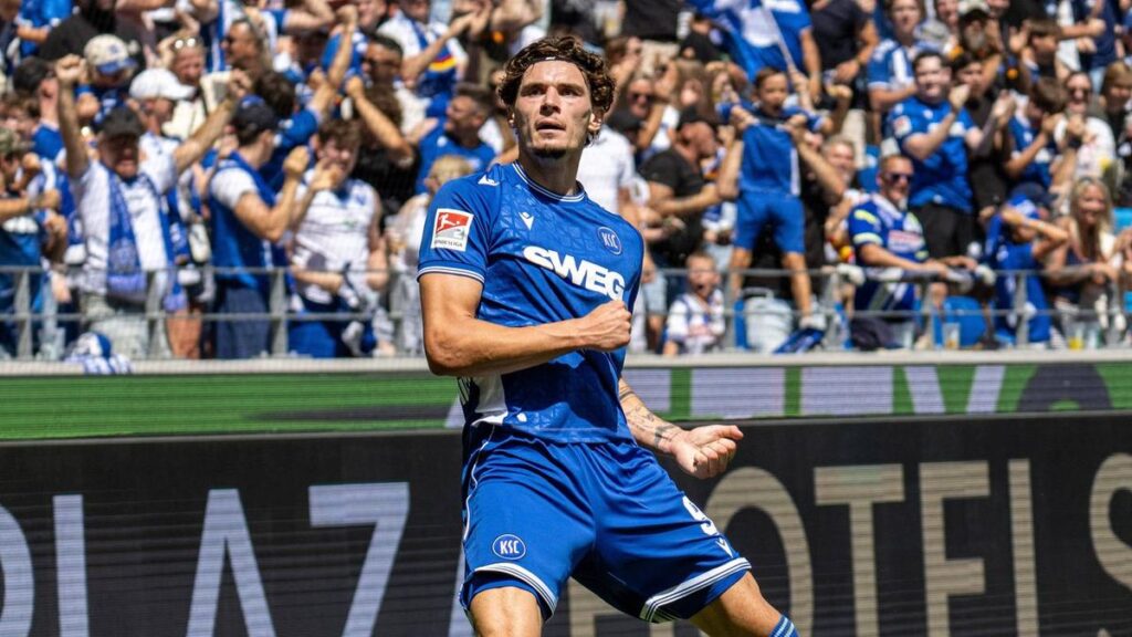 KSC-Stürmer Moritz Broschinski jubelt über sein Tor gegen Arminia Bielefeld