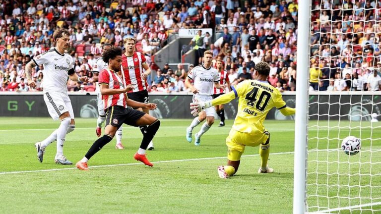 Enttäuschte Spieler von Eintracht Frankfurt nach einem Gegentor im Testspiel in London