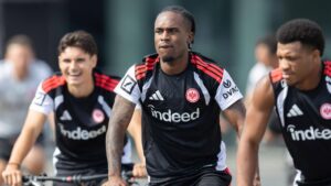 Die Eintracht Frankfurt Spieler Fares Chaibi und Noel Futkeu auf dem Rasen