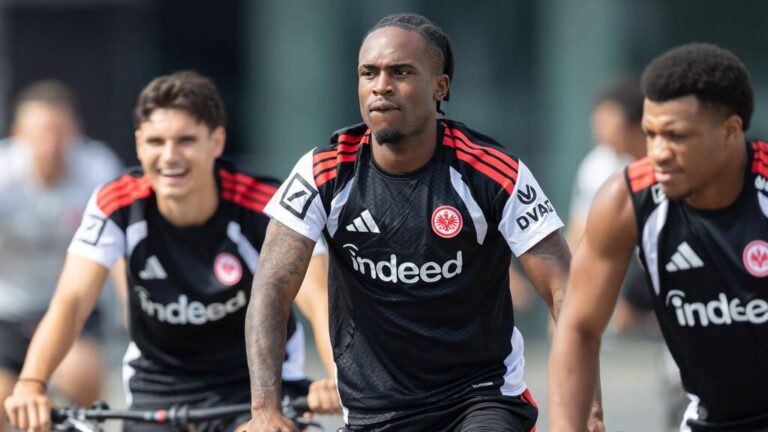 Die Eintracht Frankfurt Spieler Fares Chaibi und Noel Futkeu auf dem Rasen