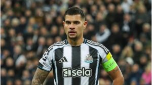 Bruno Guimarães im Trikot von Newcastle United applaudiert den Fans nach einem Premier-League-Spiel